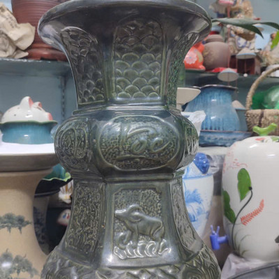 01 chiếc đôn gốm Bát Tràng