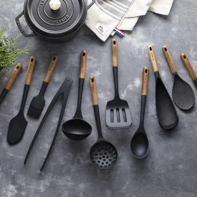 Staub - Cọ silicon màu đen - 22cm