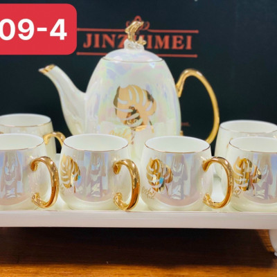 BỘ ẤM CHÉN KÈM KHAY CÓ CHÂN SỨ XƯƠNG CAO CẤP MÀU TRẮNG ÁNH TRAI HỌA TIẾT LÁ VÀNG ( GIAO HỌA TIẾT NGẪU NHIÊN )- VD714