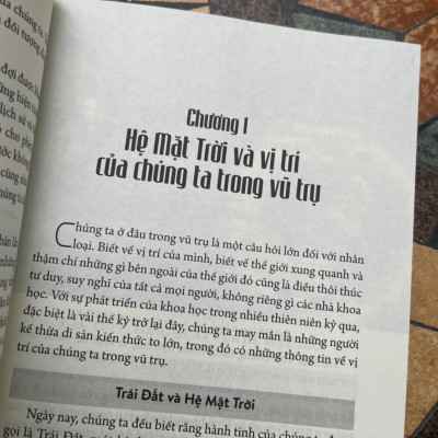 (Boxset 5 cuốn) BỨC TRANH VŨ TRỤ (Lược sử thiên văn học; Trái Đất và Hệ Mặt Trời; Xa hơn mây Oort - Tới ranh giới của không gian và thời gian; Các chòm sao - Toàn cảnh về bầu trời đêm; Từ điển thiên văn học và vật lý thiên văn) – Tri Thức Trẻ Books