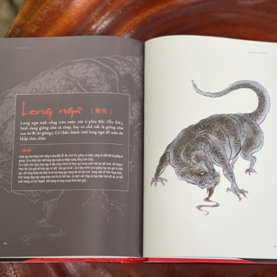 (Bìa cứng in màu trên giấy cóuche - tặng kèm postcard) SƠN HẢI KINH – Lương Siêu biên soạn – Sam Trạch minh họa – An Lạc Group dịch – Wingbooks - NXB Kim Đồng