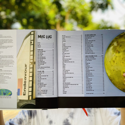 Sách Bách Khoa Toàn Thư -  Khám Phá Bí Ẩn Không Gian ( Space The Definitive Visual Catalog ) - Một Hành Trình Du Ngoạn Từ Trái Đất, Qua Hệ Mặt Trời Của Chúng Ta Và Ra Ngoài Vũ Trụ Vươn Tới Những Vì Sao - Á Châu Books
