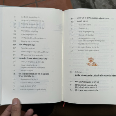 (Bìa cứng có bìa áo) PHẠM VĂN KIÊM VÀ TRĂM NĂM HẦU BÓNG - Nhạc – Văn – Lê Y Linh – Tri Thức Trẻ Books & Nxb Hội Nhà văn