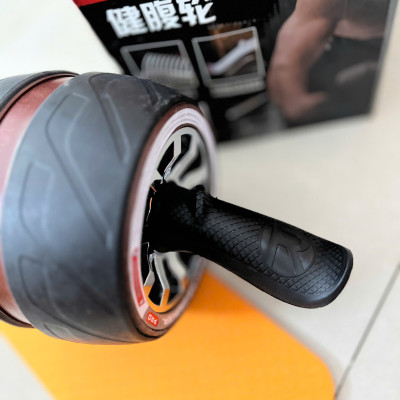 Con lăn tập cơ bụng AB Carver Pro kèm thảm kê gối tiện dụng, có lò xo đàn hồi giúp việc tập luyện trở lên dễ dàng hơn.