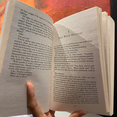 Sách - Catch-22 by Joseph Heller/English Poetry, Drama & Criticism/Sách ngoại văn chính hãng