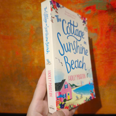 Sách - The Cottage on Sunshine Beach: An utterly gorgeous feel good romantic comedy by Holly Martin