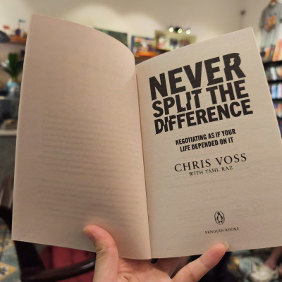 Sách - Never Split the Difference: Negotiating as if Your Life Depended on It by Chris Voss - Business/ Nonfiction