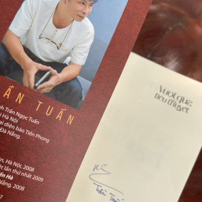 VƯỢT QUA TIỂU THUYẾT – Trần Tuấn –  Liên Việt Books (bìa mềm)