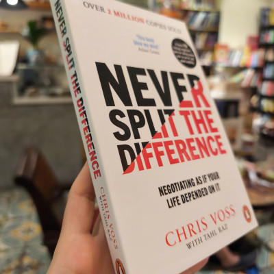 Sách - Never Split the Difference: Negotiating as if Your Life Depended on It by Chris Voss - Business/ Nonfiction