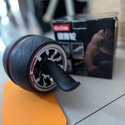 Con lăn tập cơ bụng AB Carver Pro kèm thảm kê gối tiện dụng, có lò xo đàn hồi giúp việc tập luyện trở lên dễ dàng hơn.