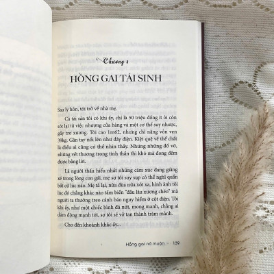 Sách - Hồng Gai Nở Muộn - Hành Trình Từ Cô Bé Tổn Thương Đến Người Thắp Lửa Hạnh Phúc