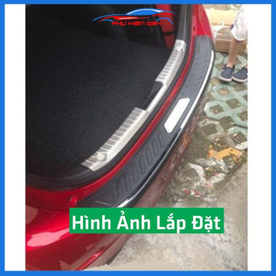 Ốp chống trầy cốp ngoài nhựa đen Mazda 3 2015-2016-2017-2018-2019 dán cốp sau chống xước trang trí xe