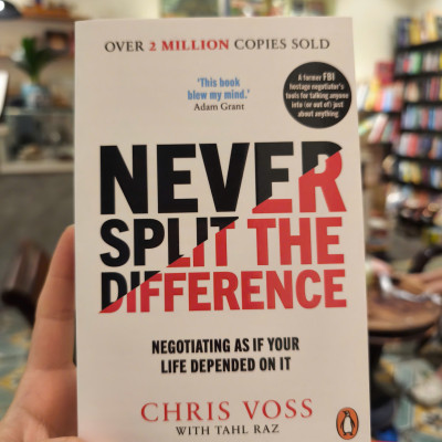 Sách - Never Split the Difference: Negotiating as if Your Life Depended on It by Chris Voss - Business/ Nonfiction