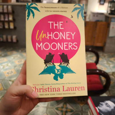 Sách - The Unhoneymooners by Christina Lauren -  Fiction / Romance in English