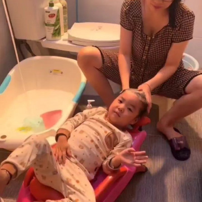 Ghế Gội Đầu Cho Bé Có Tay Vịn Cho Bé - Giao Màu Ngẫu Nhiên