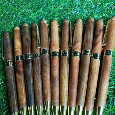 Bút gỗ bách xanh thơm nắp xoáy dài 14cm 