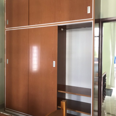 Tủ áo mở lùa Juno Sofa nhựa màu gỗ đỏ ngang 1m6 x cao 2m4 x 50 cm