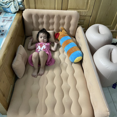 Nệm giường hơi cho xe ô tô, xe hơi 5, 7 chỗ cao cấp, tiện dụng có thành chắn an toàn cho trẻ nhỏ kèm theo bơm điện 12V