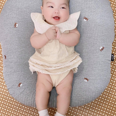 Gối chống trào ngược cho bé Rototo Bebe chữ C cao cấp, chất liệu đặc biệt Ripple gợn sóng (Ghi họa tiết gấu)