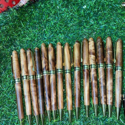 Bút gỗ bách xanh thơm nắp xoáy dài 14cm 