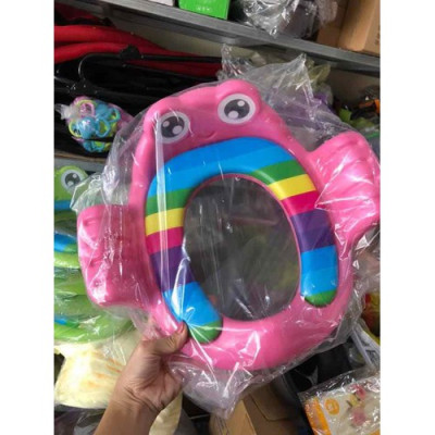 Lót bệ bồn cầu kiểu ếch có tay vịn cho bé yêu 