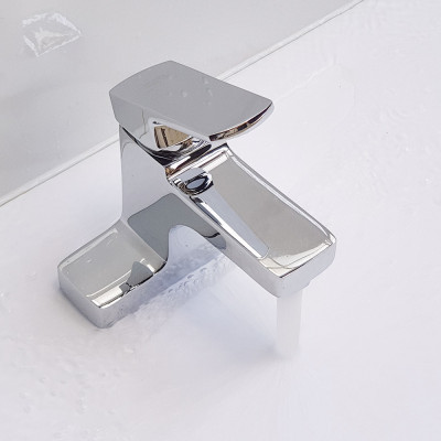 Vòi Lavabo nóng lạnh 2 chân Đồng mạ Chrome Eurolife EL-DAISY 03 (Trắng bạc)