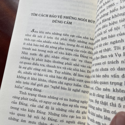 [tuyển tập báo chí bút chiến HỮU THỌ] ĐÈN XANH ĐÈN ĐỎ – NXB CTQG Sự Thật