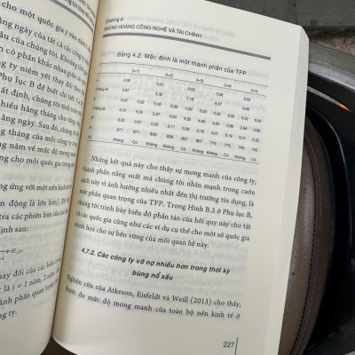 KINH TẾ VĨ MÔ VÀ CÁC CUỘC KHỦNG HOẢNG TÀI CHÍNH - Liên kết với nhau bởi những thông tin thay đổi liên tục – NXB Chính trị quốc gia sự thật