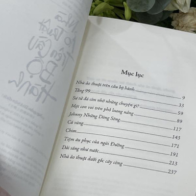 Sách - Nhà ảo thuật trên cầu bộ hành (Nhã Nam HCM)