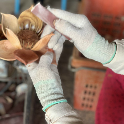 1 bình hoa sen 25 cành , trang trí phòng thờ phòng khách bằng gỗ hương đỏ đẹp long lanh ,