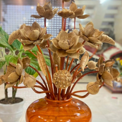 Combo kệ chân đế và 2 bình hoa sen 26 cành ,phong thủy ,trang trí phòng khách ,phòng thờ  đẹp long lanh ,bình cắm hoa gỗ hương đỏ ,hoa lá gương gỗ ngọc am để mộc thơm phức 