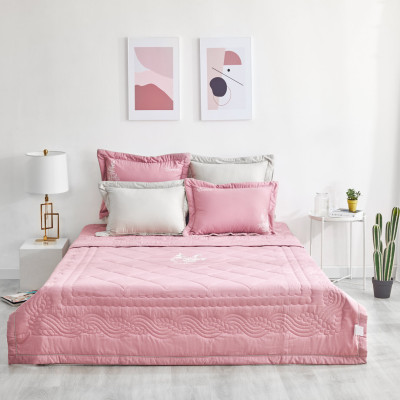 Bộ Chăn Ga Gối Everon cao cấp mẫu mới nhất của năm 2021. Bộ sản phẩm gồm: 1 ga phủ  hoặc ga chun chần có giá chi tiết theo sản phẩm, 1 chăn 4 mùa có chần lớp bông mỏng bên trong , 2 vỏ gối nằm cỡ 45x65cm