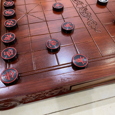 Bàn Cờ tướng Gỗ hương Ba Đúc Cuốn Thư 55x 60 x 7 cm . Quân cờ sừng trâu. Đen 3,7 cmc 1,2 cm 2 mặt