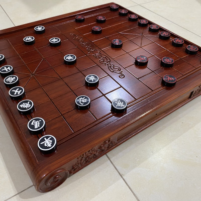 Bàn Cờ tướng Gỗ hương Ba Đúc Cuốn Thư 55x 60 x 7 cm . Quân cờ sừng trâu. Đen 3,7 cmc 1,2 cm 2 mặt