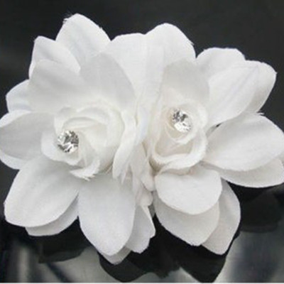 Cài tóc hoa trang điểm tóc cô dâu dạ tiệc