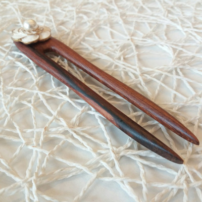 TRÂM CÀI TÓC GỖ ĐÍNH HOA 1 ( 2 QUE )