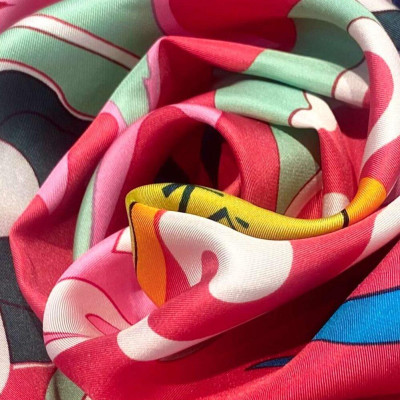 Khăn lụa tơ tằm vuông cuốn biên thủ công Loan 90x90cm