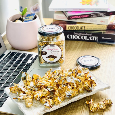 Socola viên Hạt sen - Hũ thủy tinh 90G - SHE Chocolate - Bổ sung năng lượng, đa dạng vị giác. Quà tặng sức khỏe, quà tặng người thân, dịp lễ, thích hợp ăn vặt