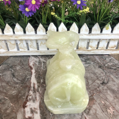 Tượng con trâu giáp cõng gậy như ý phong thủy đá ngọc Onyx trang trí, đặt bàn làm việc - Dài 15 cm