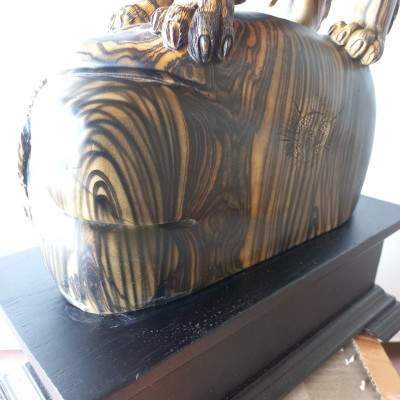 Tượng con chó phong thủy tài lộc bằng gỗ mun hoa đẹp long lanh kt cao 38×32×15cm chưa kệ chân kỷ  