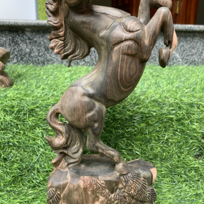 Tượng con ngựa trang trí phong thủy hút tài lộc bằng gỗ mun kt cao 30×15×7cm