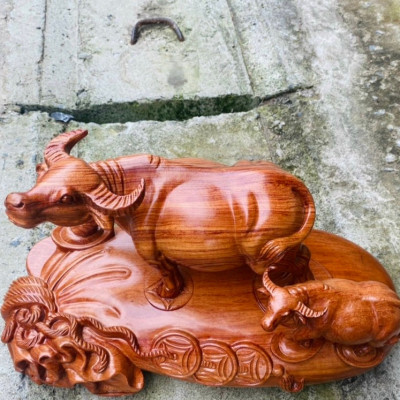 Tượng con trâu mẫu tử cưỡi tải vàng phong thủy bằng gỗ hương đá kt 45×22×21cm
