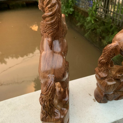 Tượng con ngựa trang trí phong thủy hút tài lộc bằng gỗ mun đuôi công kt cao 40×22×7,5cm