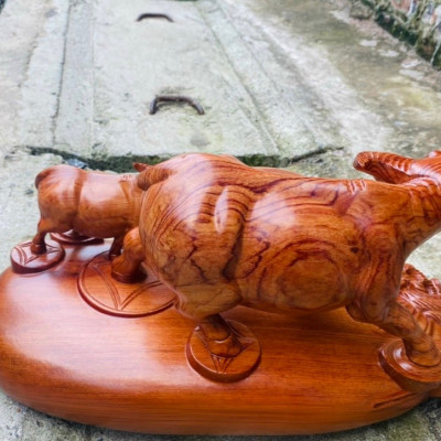 Tượng con trâu mẫu tử cưỡi tải vàng phong thủy bằng gỗ hương đá kt 45×22×21cm