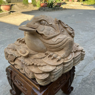 Tượng điêu khắc Cóc thiềm thừ phong thủy hút tài lộc bằng gỗ ngọc am thơm phức kt 48×47×35cm