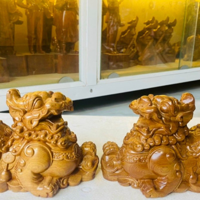 Cặp tượng tỳ hưu phong thủy tài lộc bằng gỗ bách xanh đẹp long lanh kt 20×12×8cm