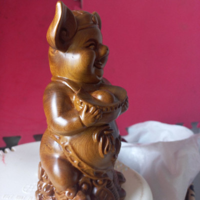 Tượng con heo (lợn )tài lộc phong thủy bằng gỗ bách xanh thơm nức ,kt cao 20×10×10cm