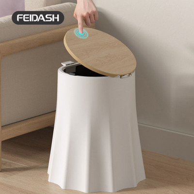 Thùng Rác Gia Đình Hình Gốc Cây Nắp Vân Gỗ Dễ Thương FEIDASH TG3700 - Thiết kế độc đáo mới lạ tạo điểm nhấn cho không gian gia đình bạn - Đáy thùng rác to giúp đứng vững chãi không lo bị đổ bởi lực tác động - Cấu tạo 2 lớp tháo rời dễ dàng vệ sinh hơn