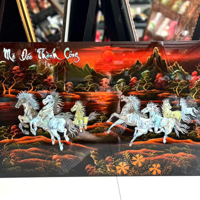 TRANG SƠN MÀI KHẢM XÀ CỪ MÃ ĐÁO THÀNH CÔNG kích thước 50x80 cm ( tặng kèm khung)