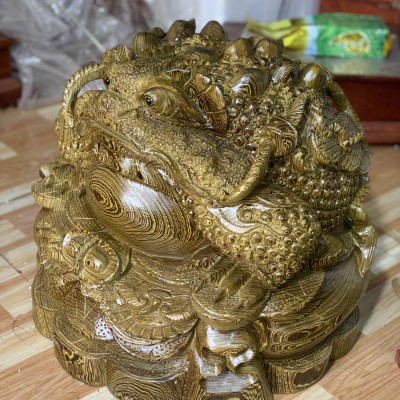 Cóc ngậm đồng tiền phong thủy  bằng gỗ mun đuôi công kt 47×47×40cm